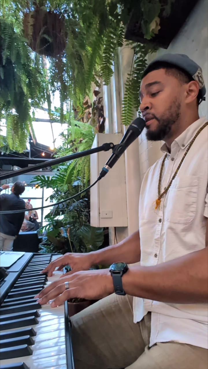 Kwame at the piano, singing during canapés